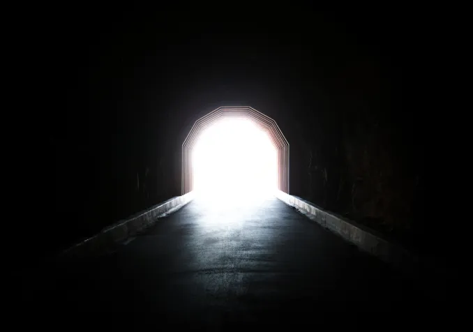 Le tunnel et la lumière font partie de nombreux récits d'expérience de mort imminente. © iStock/ImageGeneration