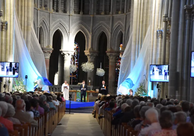 Le culte synodal de consécration et d’agrégation, présidé par une diacre, un animateur d’Église et un pasteur. © OIC EERV – Gérard Jaton